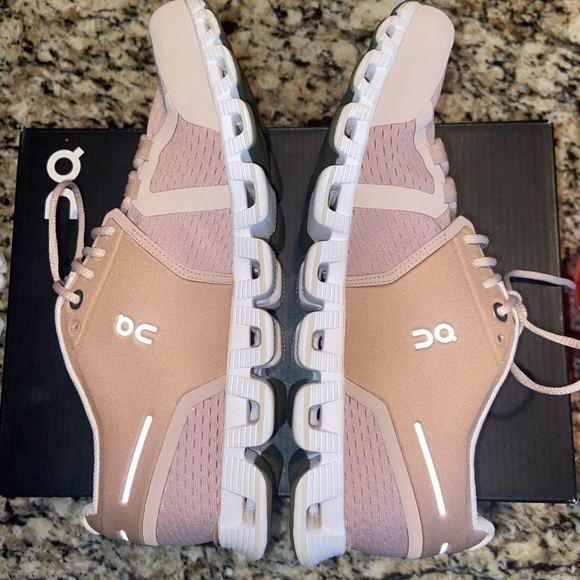 On cloud women’s size 7 - Picture 5 of 5